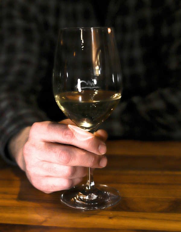 hand holds a glass of sauvignon blanc at the sunriver food and wine festival