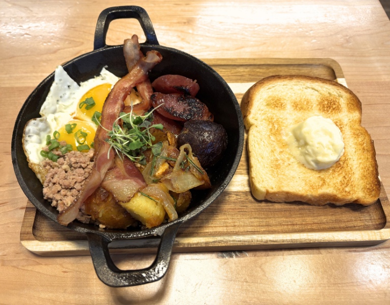 classic breakfast plate at Sen Thai in Bend