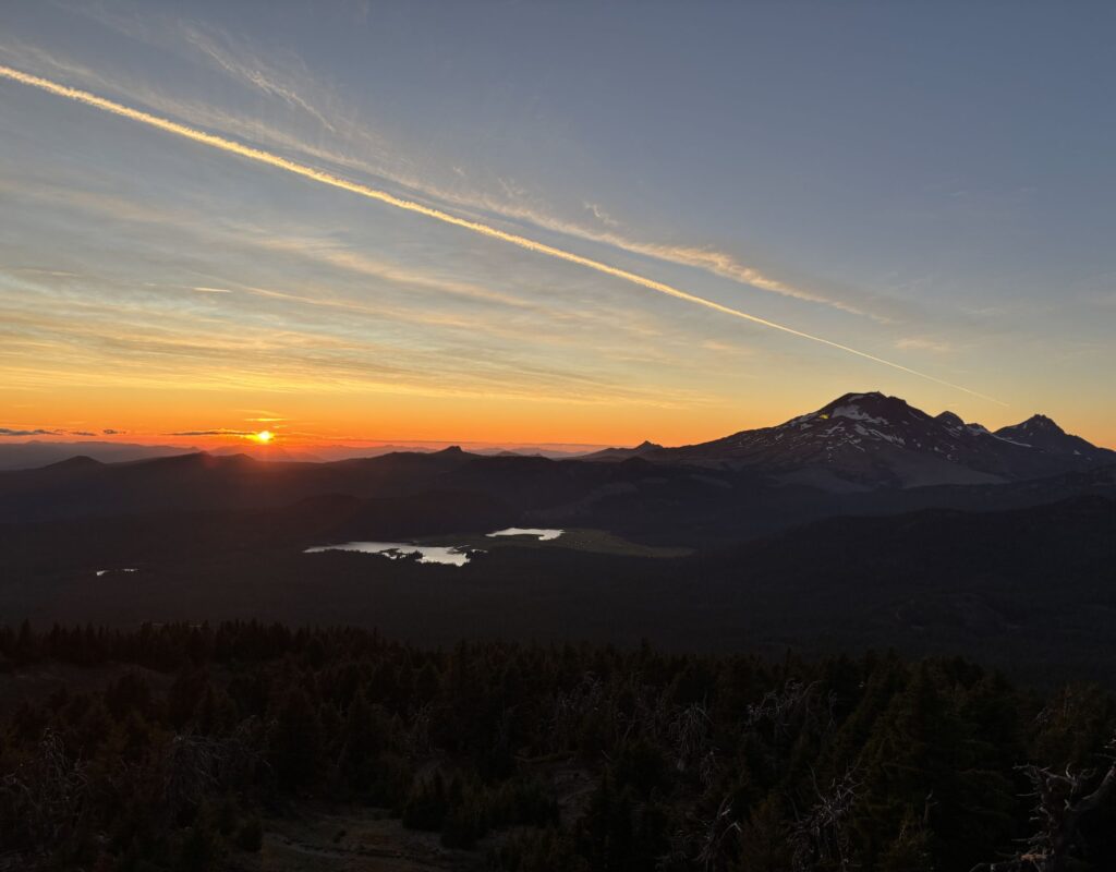 panoramic views of oregon cascades from mt bachelor